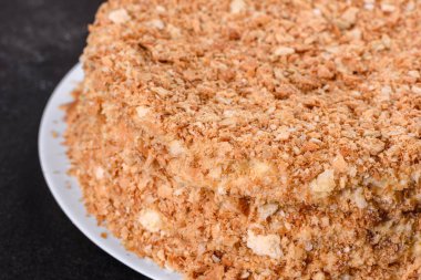 Koyu arkaplanda kremalı taze nefis kek Napolyonu. Kablo ve kremadan oluşan pasta