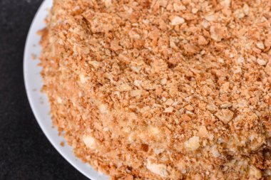 Koyu arkaplanda kremalı taze nefis kek Napolyonu. Kablo ve kremadan oluşan pasta