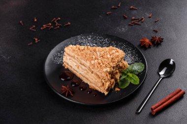 Koyu arkaplanda kremalı taze nefis kek Napolyonu. Kablo ve kremadan oluşan pasta