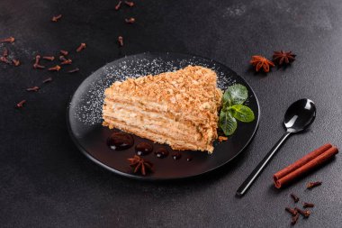 Koyu arkaplanda kremalı taze nefis kek Napolyonu. Kablo ve kremadan oluşan pasta