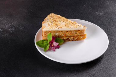 Koyu arkaplanda kremalı taze havuçlu kek. Kremalı havuçlu kek.