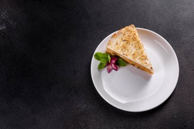 Koyu arkaplanda kremalı taze havuçlu kek. Kremalı havuçlu kek.