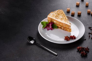 Koyu arkaplanda kremalı taze havuçlu kek. Kremalı havuçlu kek.