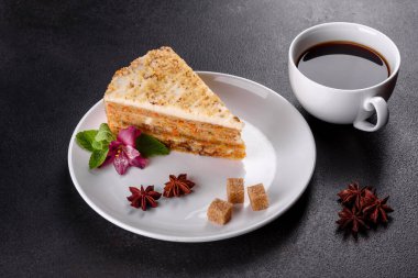 Koyu arkaplanda kremalı taze havuçlu kek. Kremalı havuçlu kek.