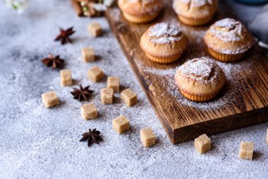 Taze pişmiş pirinç unu, muzlu ve vanilyalı kekler ve bir fincan sıcak çikolata. Sıcak çikolata ve çöreklerle canlandırıcı nefis bir kahvaltı.