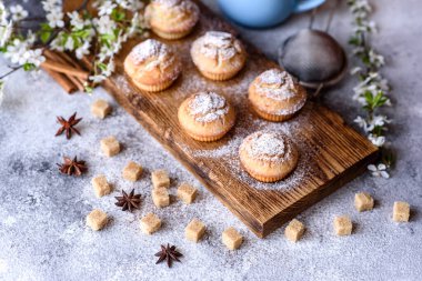 Taze pişmiş pirinç unu, muzlu ve vanilyalı kekler ve bir fincan sıcak çikolata. Sıcak çikolata ve çöreklerle canlandırıcı nefis bir kahvaltı.