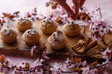 Taze pişmiş pirinç unu, muzlu ve vanilyalı kekler ve bir fincan sıcak çikolata. Sıcak çikolata ve çöreklerle canlandırıcı nefis bir kahvaltı.