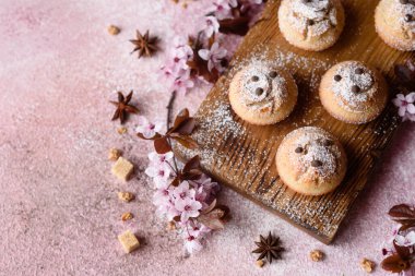 Taze pişmiş pirinç unu, muzlu ve vanilyalı kekler ve bir fincan sıcak çikolata. Sıcak çikolata ve çöreklerle canlandırıcı nefis bir kahvaltı.