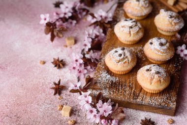 Taze pişmiş pirinç unu, muzlu ve vanilyalı kekler ve bir fincan sıcak çikolata. Sıcak çikolata ve çöreklerle canlandırıcı nefis bir kahvaltı.