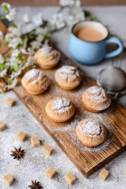 Taze pişmiş pirinç unu, muzlu ve vanilyalı kekler ve bir fincan sıcak çikolata. Sıcak çikolata ve çöreklerle canlandırıcı nefis bir kahvaltı.