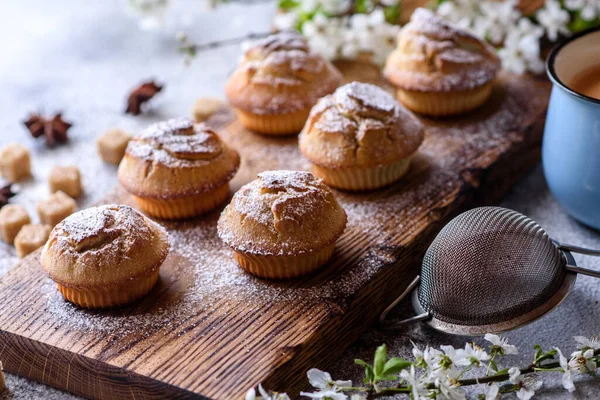 Cupcakes Frescos Farinha Arroz Com Banana Baunilha Com Uma Caneca — Fotografia de Stock