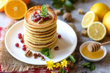 Narenciye, bal ve reçelli nefis, taze krepler. Meyveli krep ve meyveli leziz sıcak kahvaltı.