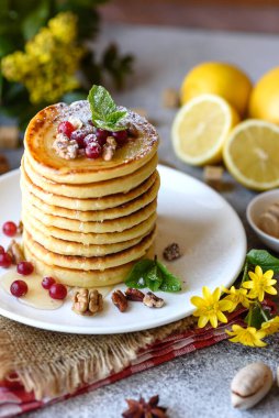 Narenciye, bal ve reçelli nefis, taze krepler. Meyveli krep ve meyveli leziz sıcak kahvaltı.