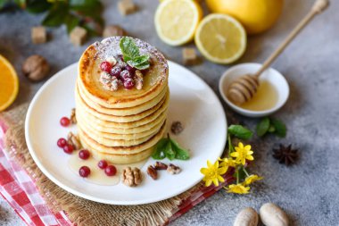 Narenciye, bal ve reçelli nefis, taze krepler. Meyveli krep ve meyveli leziz sıcak kahvaltı.