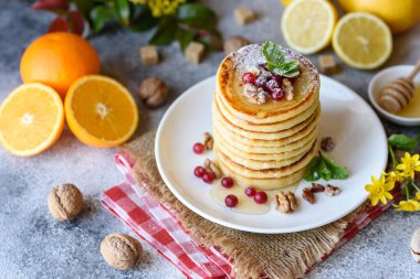 Narenciye, bal ve reçelli nefis, taze krepler. Meyveli krep ve meyveli leziz sıcak kahvaltı.