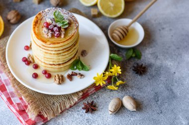 Narenciye, bal ve reçelli nefis, taze krepler. Meyveli krep ve meyveli leziz sıcak kahvaltı.