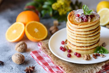 Narenciye, bal ve reçelli nefis, taze krepler. Meyveli krep ve meyveli leziz sıcak kahvaltı.