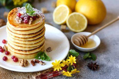 Narenciye, bal ve reçelli nefis, taze krepler. Meyveli krep ve meyveli leziz sıcak kahvaltı.