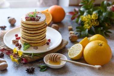 Narenciye, bal ve reçelli nefis, taze krepler. Meyveli krep ve meyveli leziz sıcak kahvaltı.