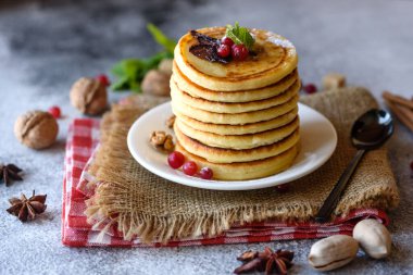 Narenciye, bal ve reçelli nefis, taze krepler. Meyveli krep ve meyveli leziz sıcak kahvaltı.