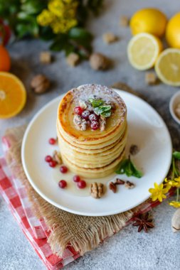 Narenciye, bal ve reçelli nefis, taze krepler. Meyveli krep ve meyveli leziz sıcak kahvaltı.