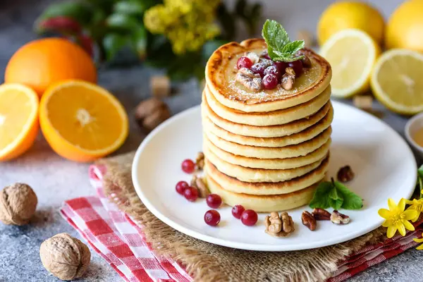 Deliciosos Panqueques Frescos Con Miel Cítricos Mermelada Delicioso Desayuno Caliente — Foto de Stock