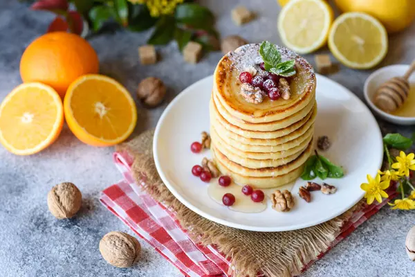Narenciye, bal ve reçelli nefis, taze krepler. Meyveli krep ve meyveli leziz sıcak kahvaltı.