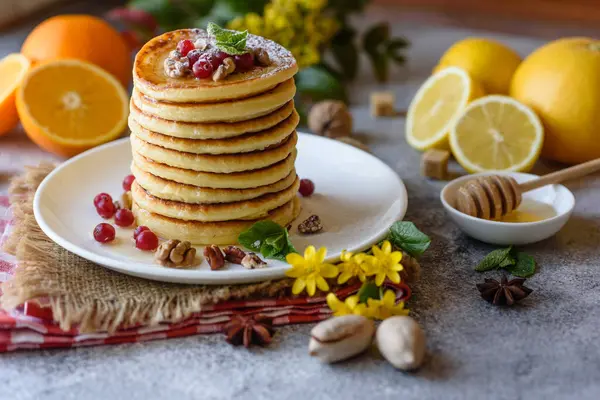 Deliciosos Panqueques Frescos Con Miel Cítricos Mermelada Delicioso Desayuno Caliente — Foto de Stock