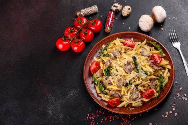 Mantarlı makarna, peynir, ıspanak, rukkola ve vişneli domates. İtalyan yemeği, Akdeniz kültürü