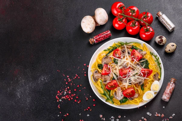 Espaguete Com Cogumelos Queijo Espinafre Rukkola Tomate Cereja Prato Italiano — Fotografia de Stock