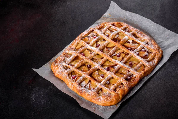 Смачний Свіжий Пиріг Запечений Яблуком Грушами Ягодами Свіжа Випічка Смачного — стокове фото