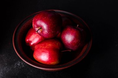 Koyu arkaplan ve metin için alanı olan su damlacıkları ile taze sulu kırmızı elma