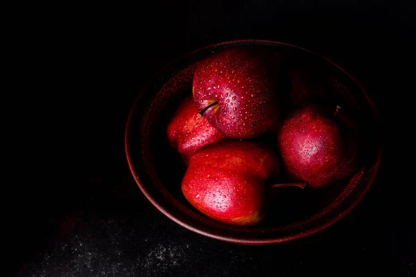 Fresca Manzana Roja Jugosa Con Gotitas Agua Sobre Fondo Oscuro —  Fotos de Stock