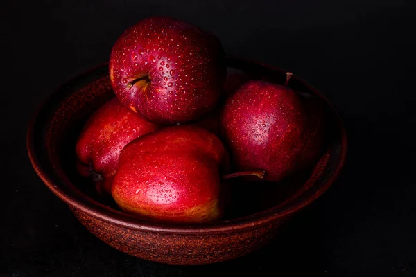 Pomme Rouge Juteuse Fraîche Avec Gouttelettes Eau Sur Fond Sombre — Photo