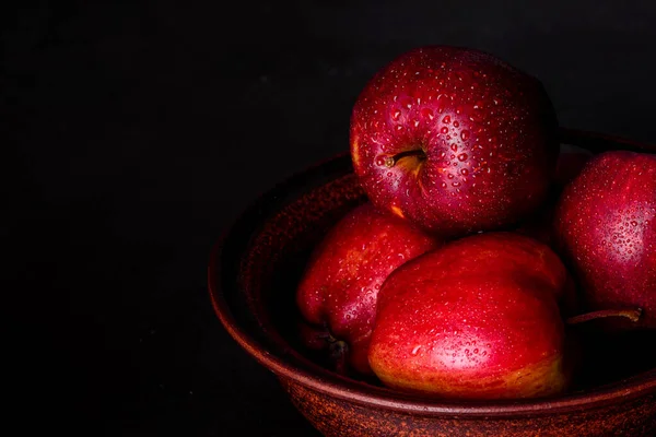 Maçã Vermelha Suculenta Fresca Com Gotas Água Contra Fundo Escuro — Fotografia de Stock