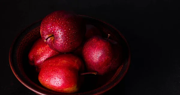 Fresca Manzana Roja Jugosa Con Gotitas Agua Sobre Fondo Oscuro — Foto de Stock