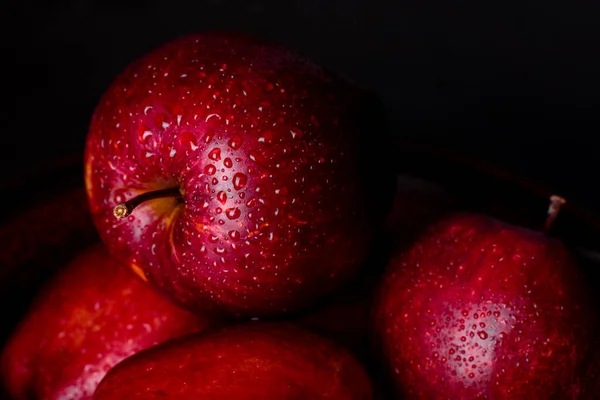 Maçã Vermelha Suculenta Fresca Com Gotas Água Contra Fundo Escuro — Fotografia de Stock