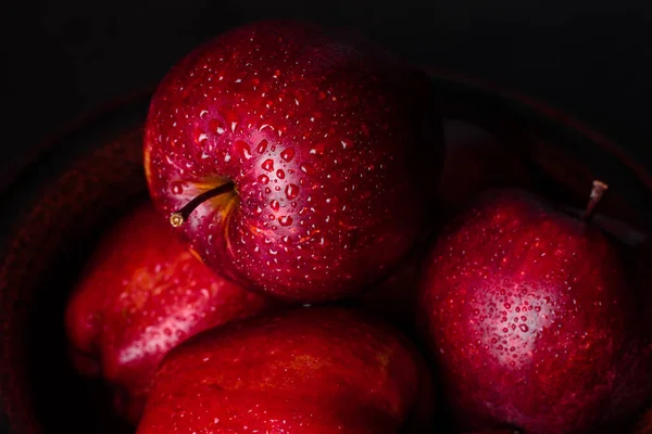 Maçã Vermelha Suculenta Fresca Com Gotas Água Contra Fundo Escuro — Fotografia de Stock