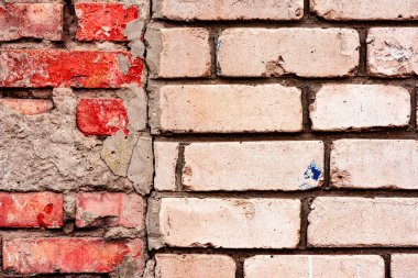 Çatlakları ve çizikleri olan tuğla duvar dokusu arka plan olarak kullanılabilir.