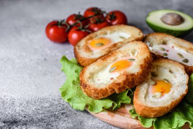 Homurtular, yumurtalar, avokado ve vişneli domateslerle nefis kahvaltı. Güzel bir sabah yemeği ve taze sandviçler.