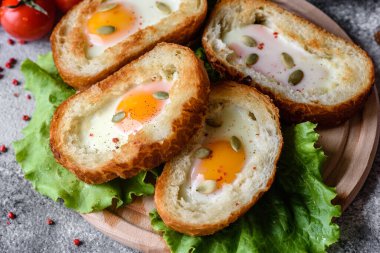 Homurtular, yumurtalar, avokado ve vişneli domateslerle nefis kahvaltı. Güzel bir sabah yemeği ve taze sandviçler.