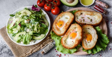 Homurtular, yumurtalar, avokado ve vişneli domateslerle nefis kahvaltı. Güzel bir sabah yemeği ve taze sandviçler.