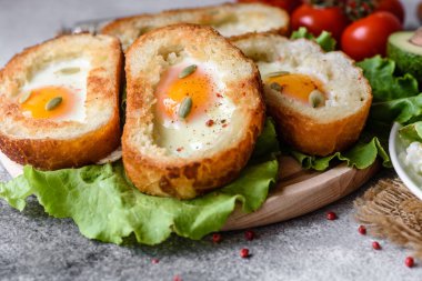 Homurtular, yumurtalar, avokado ve vişneli domateslerle nefis kahvaltı. Güzel bir sabah yemeği ve taze sandviçler.