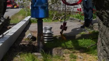 Binaların ve yapıların inşaatı sırasında toprak sondajı için çalı direkli izleyici çekici.
