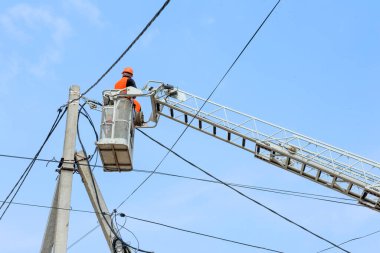 Yüksek irtifa kurulum çalışmaları için çalışanlar için sepetli kaldırma tekeri hidrolik vinç patlaması