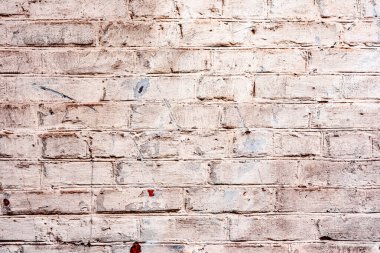 Çatlakları ve çizikleri olan tuğla duvar dokusu arka plan olarak kullanılabilir.