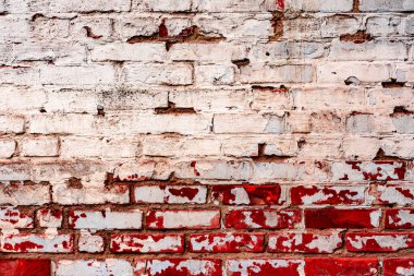 Çatlakları ve çizikleri olan tuğla duvar dokusu arka plan olarak kullanılabilir.