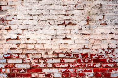 Çatlakları ve çizikleri olan tuğla duvar dokusu arka plan olarak kullanılabilir.