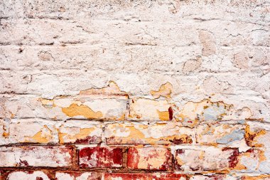 Çatlakları ve çizikleri olan tuğla duvar dokusu arka plan olarak kullanılabilir.