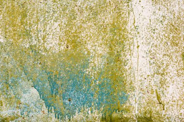 Çatlakları ve çizikleri olan metal bir duvarın dokusu arka plan olarak kullanılabilir.